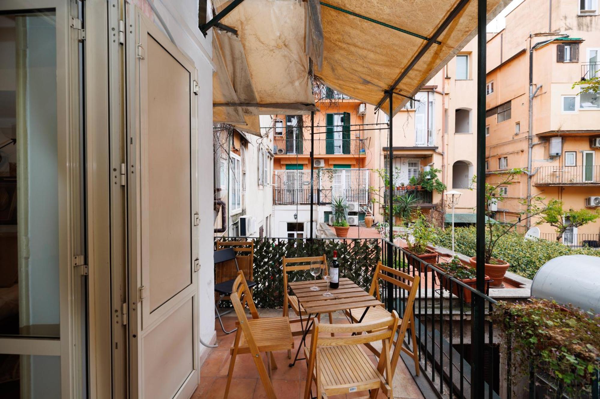 Gesu E Maria Balcony At Spanish Steps Apartment Rome